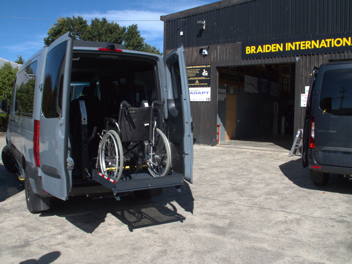 S1231 Hoist with wheelchair on